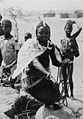 COLLECTIE TROPENMUSEUM Een Fulani vrouw schenkt net geput water uit een zak over in haar waterpot Santaba TMnr 20010201.jpg