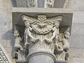 Capitel en las columnas medias del frontal de la Catedral de Pisa