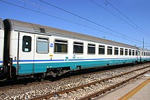 Italian passenger carriage, showing a "2" denoting second class Carrozzaz1.jpg