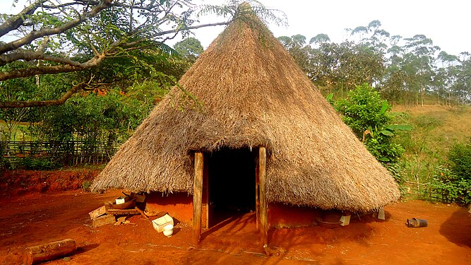 Cette image représente une case de l'aire géographique du Nord, reproduite à la Fondation Jean Félicien Gacha à Bangoulap, dans la région de l'Ouest. Photograph: Mouenthias