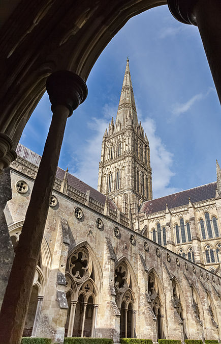 圖為索爾茲伯里座堂的尖塔與迴廊，該座堂位於英格蘭威爾特郡索爾茲伯里市。這座聖公會教堂是英國早期建築的代表作，教堂的主體建築修建於1220年至1258年期間，只花了38年的時間。教堂的尖頂是英國最高的教堂尖頂，達123米（404英尺）。