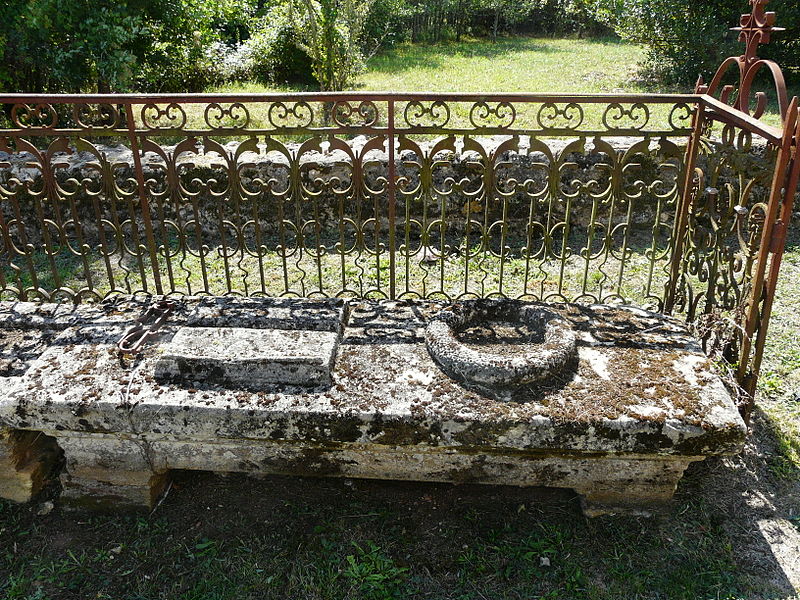 File:Cause-de-Clérans cimetière Cause tombe (1).JPG