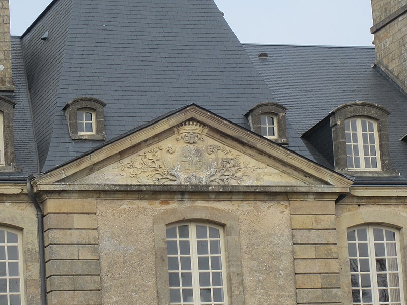 File:Château de Saint-Pierre-Église - Fronton.JPG