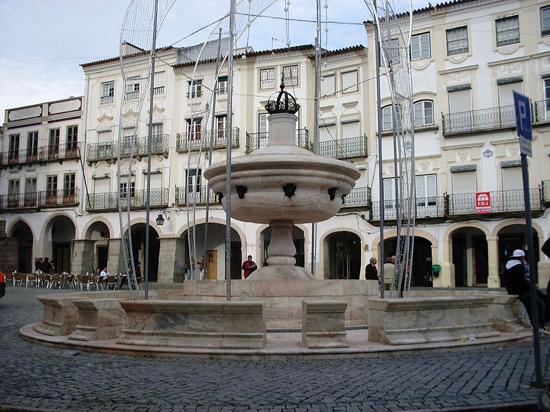 File:Chafariz da Praça do Giraldo, Évora.JPG