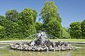 1393) Parc du château de Champs-sur-Marne, Seine-et-Marne. Une fontaine. 6 juin 2012