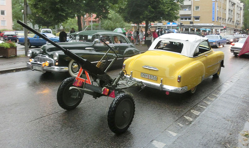 File:Chevrolet Styleline Deluxe 1952 med luftvärnskanon - Falköping cruising 2014 - 6809.jpg