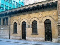 View of the access on Via Magatti, with a plaque dedicated to Alessandro Manzoni