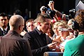 Bale signing autographs in the European premiere of the filme