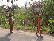 Vidéki asszonyok hazafelé tartva