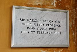 Cimitero degli Allori, Harold Acton.jpg