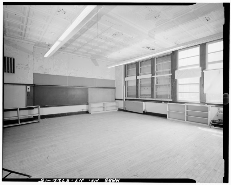 File:Classroom -166, view southeast, 1900 building - Susan B. Anthony School, First Street and Central Park, Rochester, Monroe County, NY HABS NY,28-ROCH,41-15.tif