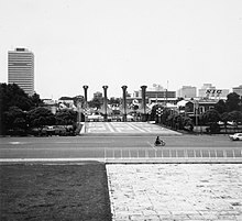 Collectie NMvWereldculturen, TM-20002160, Negatief- Gezicht op de ingang van de Jakarta Fair, gezien vanaf het vrijheidsmonument op het Merdeka-plein, Henk van Rinsum, 1981.jpg