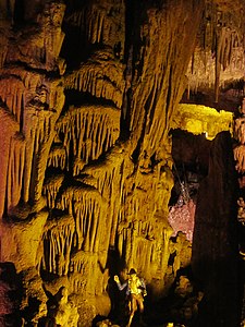Colonne dans les grottes de Montevicoli - Ceglie Messapica.JPG