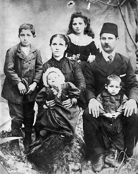 File:Condon family portrait in Greece 1895.jpg