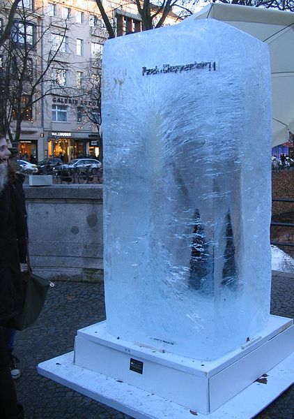 File:Düsseldorf, Eisskulptur zur Bambiverleihung 2012 (2).jpg