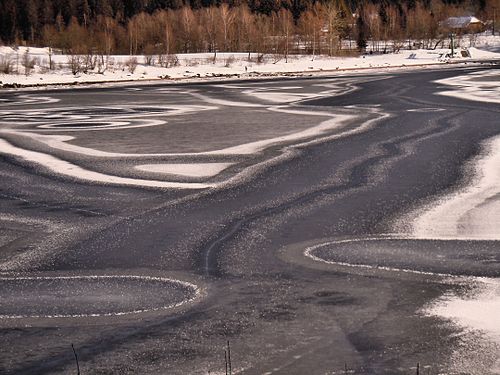 Die gestalterische Kraft der Natur - dünnes Eis auf dem Schluchsee