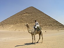 Dahshur - Rode Piramide - Toeristenpolitieagenten op kameel.JPG