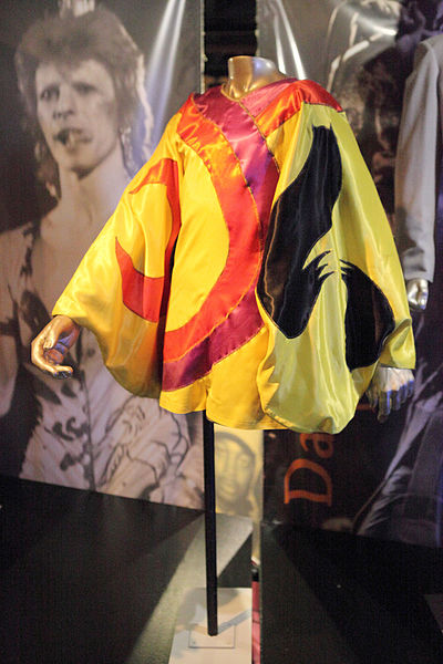 File:David Bowie's Outfit - Rock and Roll Hall of Fame (2014-12-30 13.10.11 by Sam Howzit).jpg