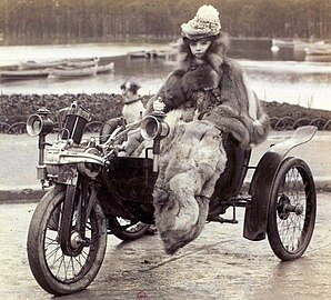Automobil-Pelzdecke aus Coyotenfell, Fahrerin im Fuchscape (1900)