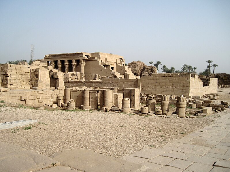 File:Dendera Tempelkomplex 03.JPG