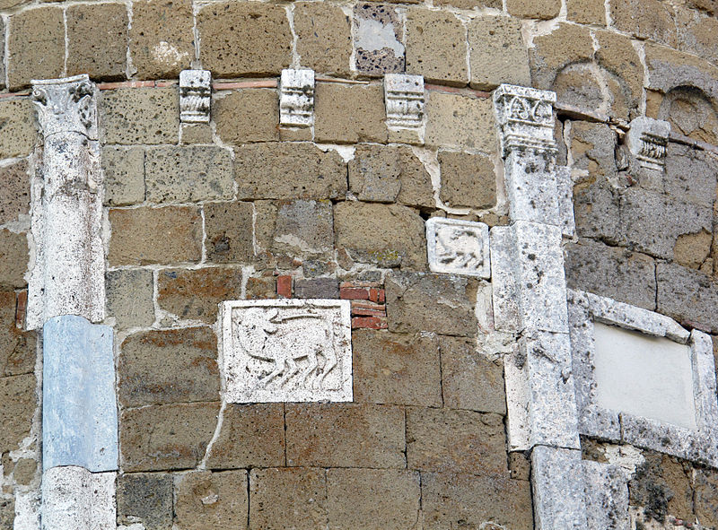 800px-Duomo_di_sovana%2C_ext.%2C_abside_03