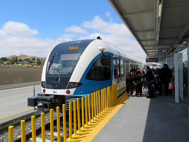 File:EBART train at transfer platform, May 2018.JPG