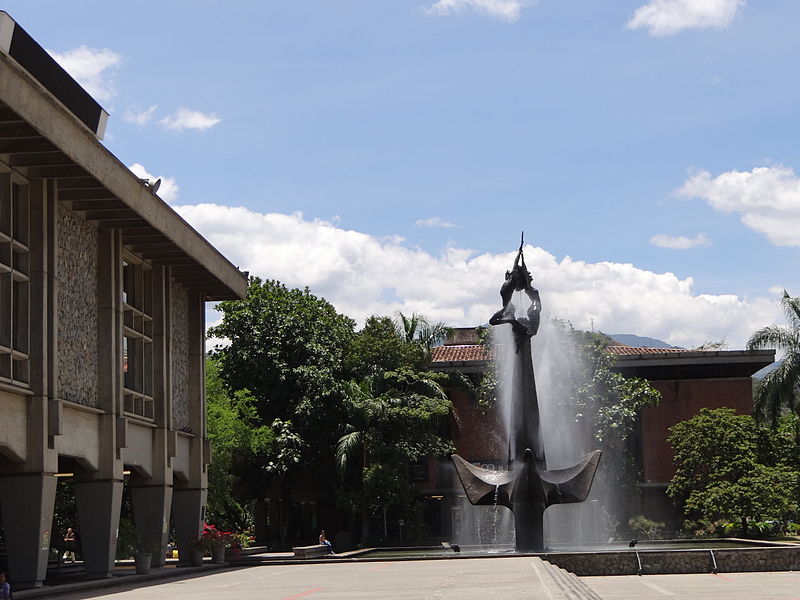 File:Edificio de la Biblioteca Central de la Universidad de Antioquia. Panorámica. con monumento de Rodrigo Arenas.JPG