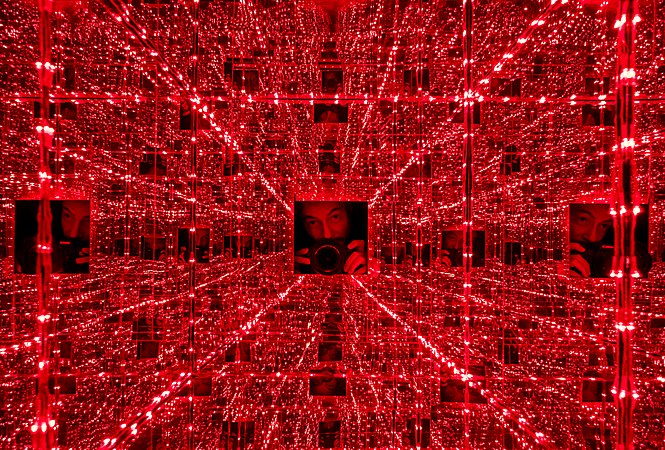 圖為突尼西亞一場名為「干涉（Interference）」的視覺效果展會上使用紅色燈光營造出的德羅斯特效應。