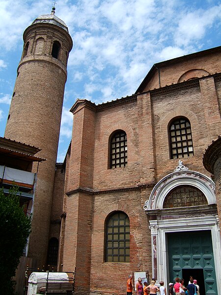 Entrance to Basilica di San Vitale.jpg