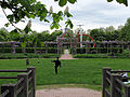 Staudengarten und Pergola mit blühenden Glycinien und Gartenschlauch von Claes Oldenburg