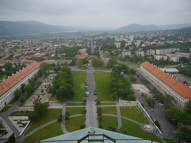 File:Esztergom Blick von der oberen Kuppel auf den Vorplatz 1.JPG