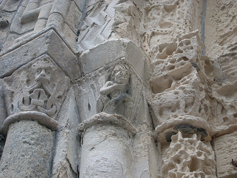 File:Etretat rom Kirche Portal Detail 2.JPG