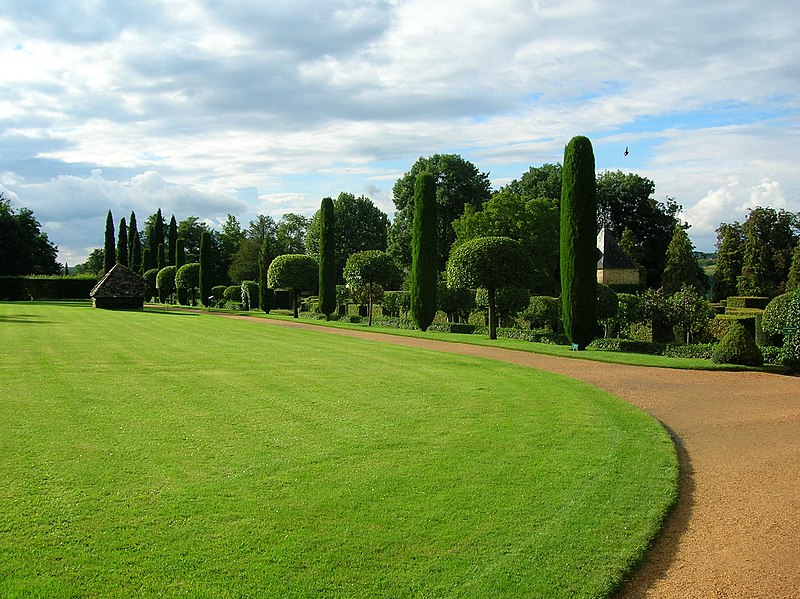 File:Eyrignac Manor - Gardens-04.JPG