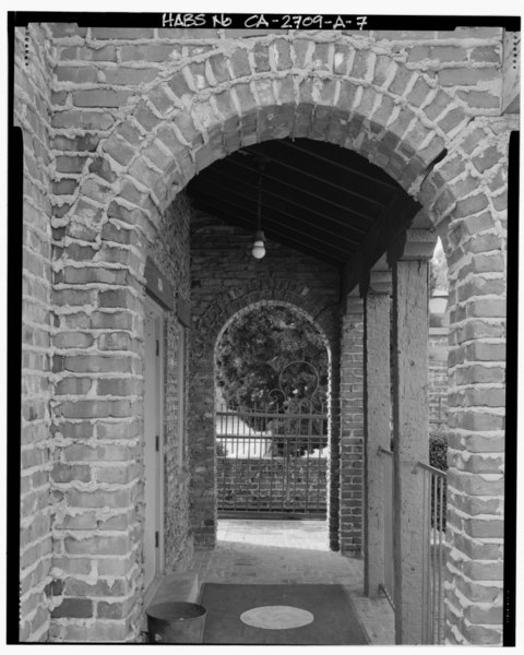 File:FRONT PORCH FROM EAST, WITH DETAIL OF BRICK ARCHES AND WOOD COLUMNS AND LINTEL SUPPORTING GATEHOUSE PORCH ROOF, MAIN ENTRANCE, LOS ANGELES NATIONAL CEMETERY - Los Angeles HABS CAL,19-LOSAN,79A-7.tif