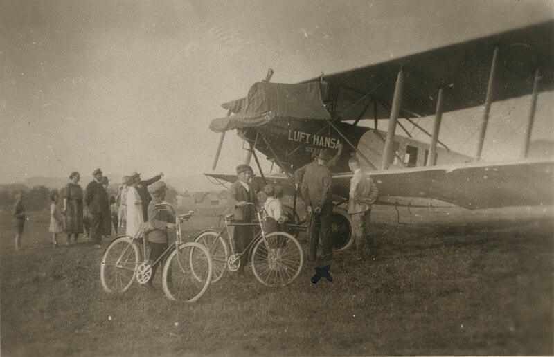 File:Felix Frank ja jalgratastega poisid Hirschbergis Luft Hansa LFG V 130 lennukit uurimas - Felix Frank and boys with bicycles looking at a Luft Hansa LFG V 130 in Hirschberg, Poland (15923158155).jpg