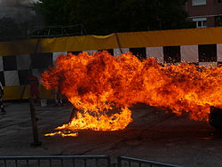 Stuntman: Acrobata particolarmente esperto nel fingere cadute, tuffi, salti e scene pericolose in genere