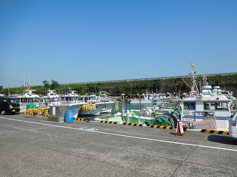 File:Fishing port Yui.jpg