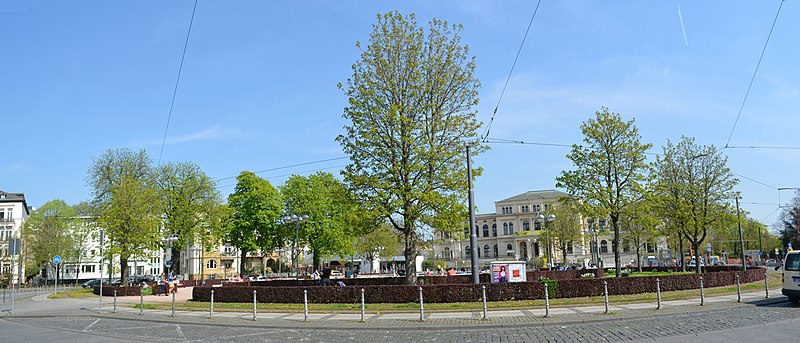 File:Frankfurt, Alfred-Brehm-Platz.jpg