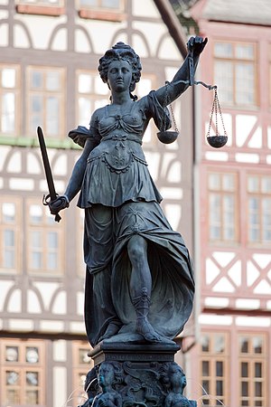 Frankfurt_Am_Main-Gerechtigkeitsbrunnen-Detail-Justitia_von_Westen-20110408.jpg
