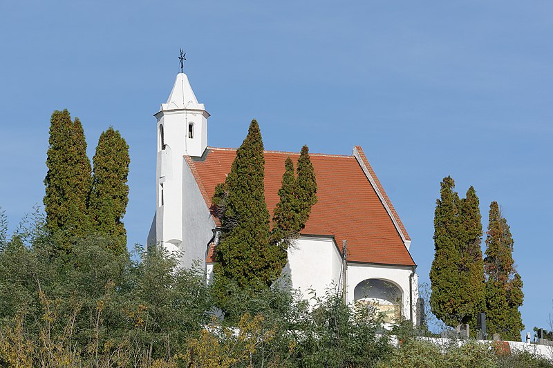 File:Friedhofskapelle 12563 in A-2024 Mailberg.jpg