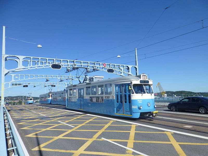 File:Göteborg tram line 13 on Göta älvbron 03.JPG