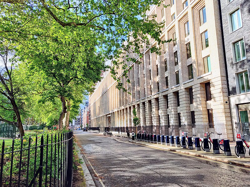 File:Garden Halls in the afternoon, University of London.jpg