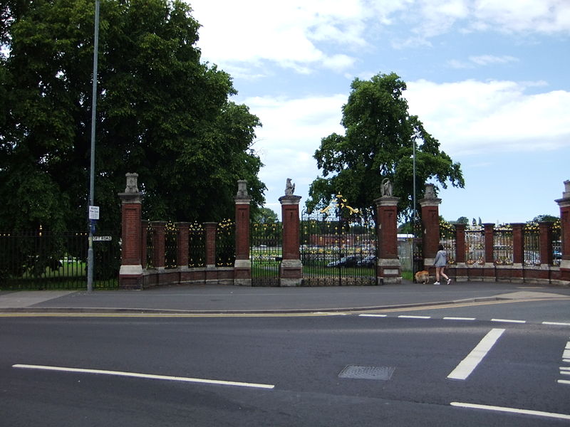 File:Gates at Worcester Racecourse, England - DSCF0784.JPG