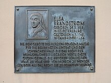 Diese Tafel am Haus Bad Marienborn in Schmeckwitz erinnert an Elsa Brandström.