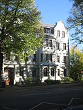 Apartment building in semi-open development with a front garden