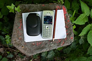 Geocaching mit Telefon und GPS-Empfänger.jpg