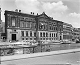 Het Allard Pierson Museum is gevestigd aan de Oude Turfmarkt 127-129; situatie in 1954.