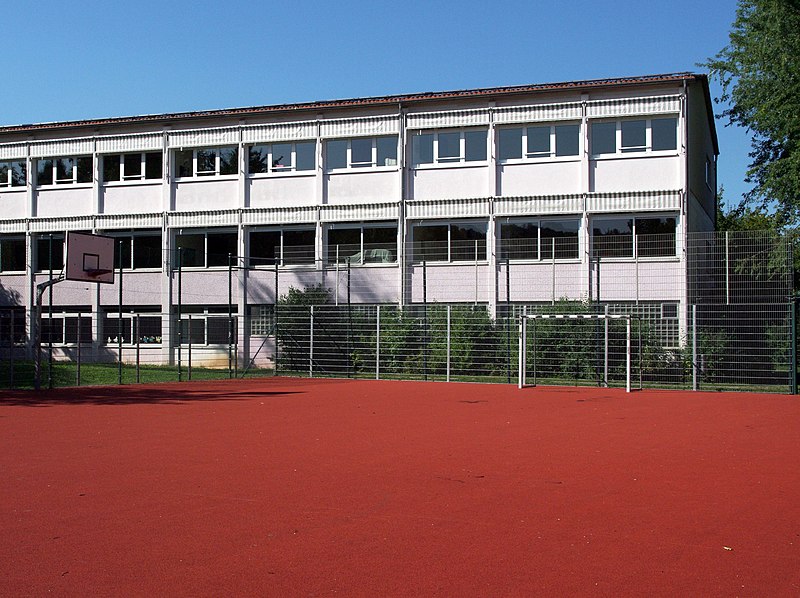 File:Glemstal-Grundschule Unterriexingen mit Bolzplatz.jpg