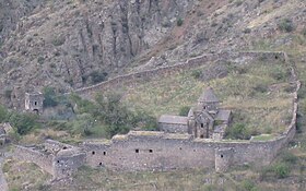 Güneydoğudan Gndevank manastır kompleksi.