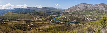 Vista panorâmica do curso do rio Trebišnjica, perto de Gornji Orahovac, sudeste da Bósnia e Herzegovina. (definição 10 066 × 3 195)